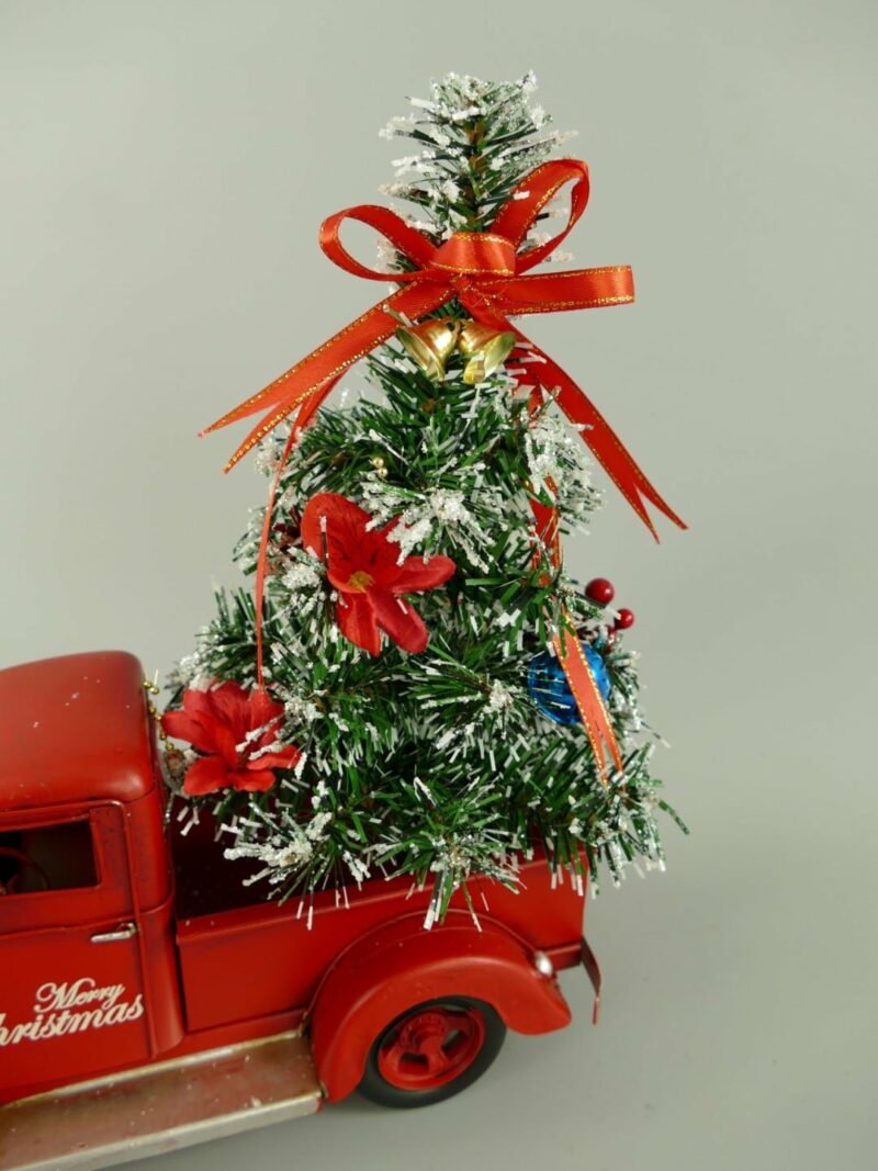 Roter Pickup mit Weihnachtsbaum, Deko 3