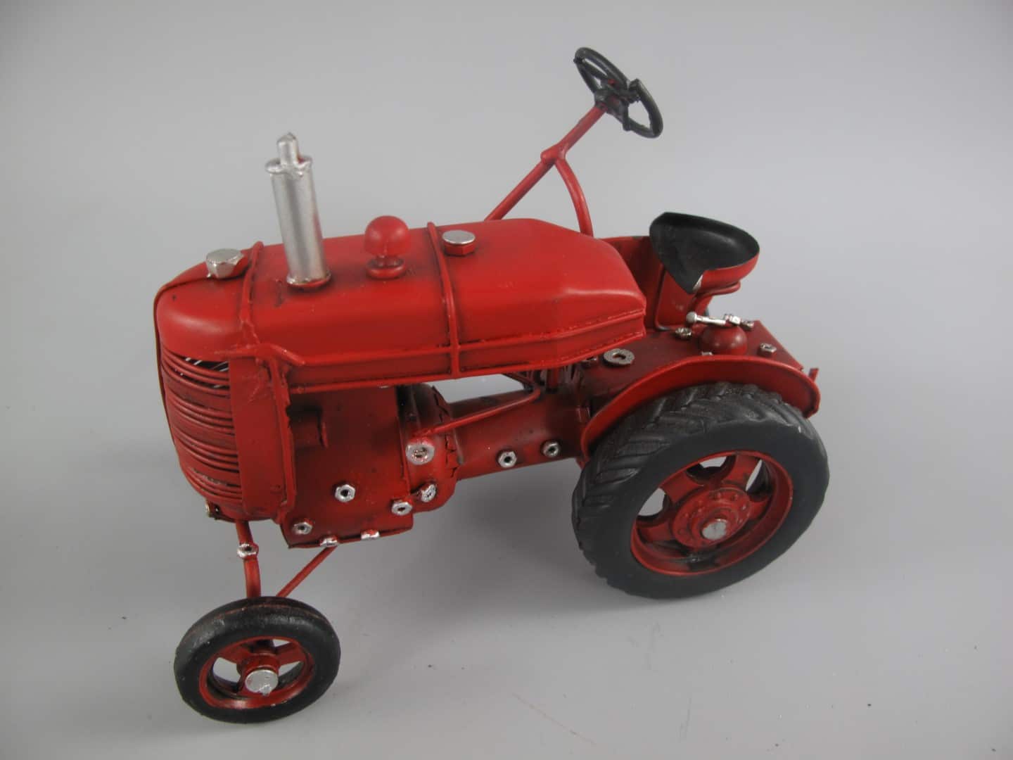 wunderschöner aus Metall gefertigter und nach Original Vorlagen und ein wenig Fantasie gefertigter roter Traktor.