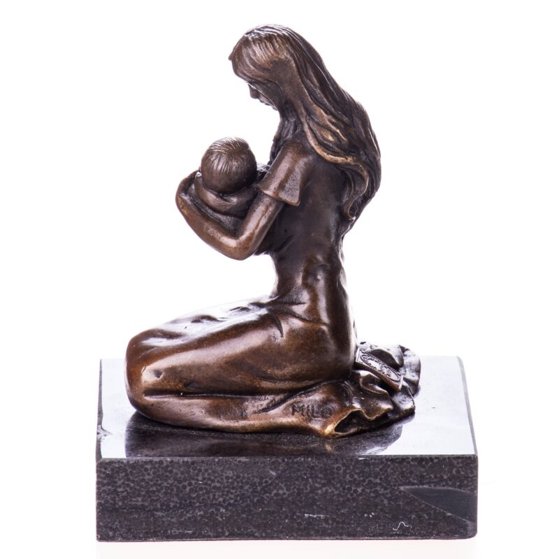 sehr schöne Bronze "Mutter und Kind", H. ca. 12cm Einen Mutter mit langen Kleid sitzend auf den Knien und in ihrem Armen liebevoll haltend, ein Baby.. signiert Milo  Bronzeguss auf Steinsockel