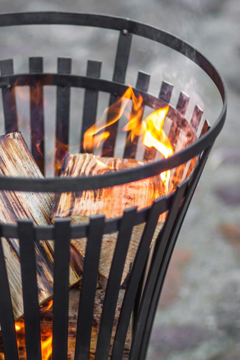 Der Feuerkorb Flame macht Ihre Treffen im Freien an kalten Tagen und Abenden viel angenehmer.