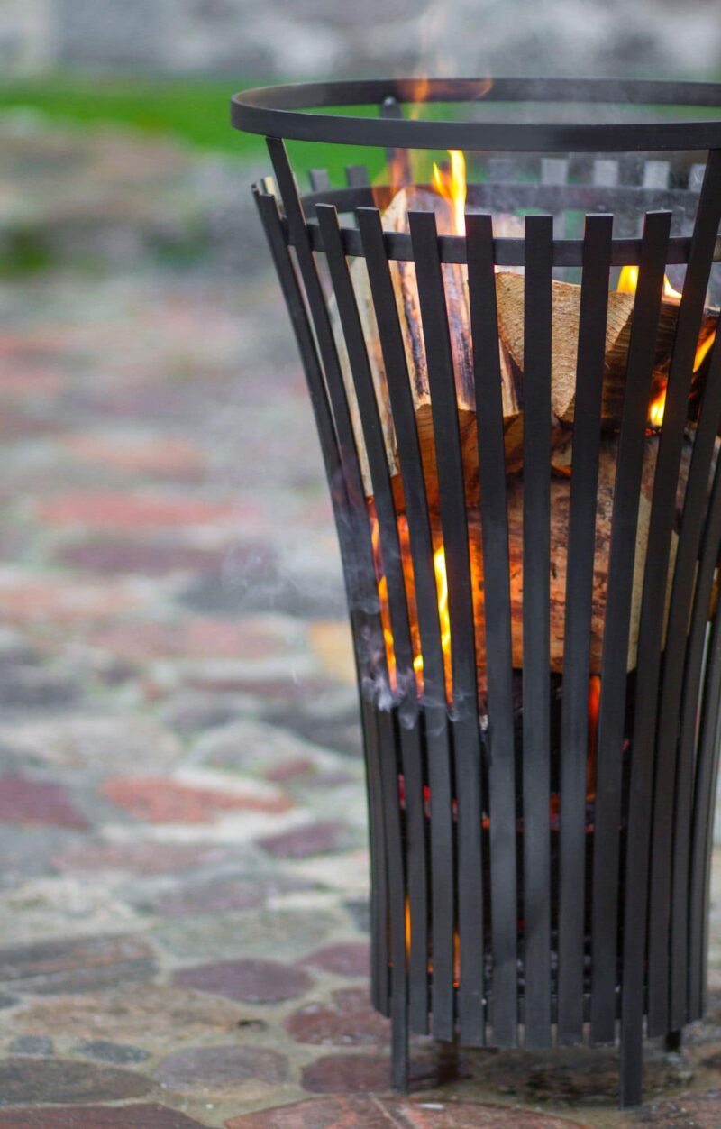 Der Feuerkorb Flame macht Ihre Treffen im Freien an kalten Tagen und Abenden viel angenehmer.