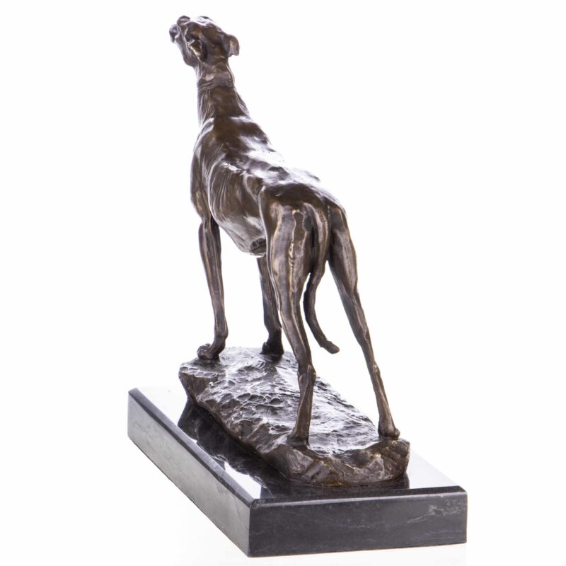 Bronzeskulptur eines Windhundes auf dunklem Marmorsockel