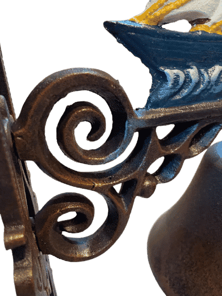 Wandglocke Türglocke, Glocke aus Gusseisen mit einem Segelschiff als Motiv H. ca. 32cm
