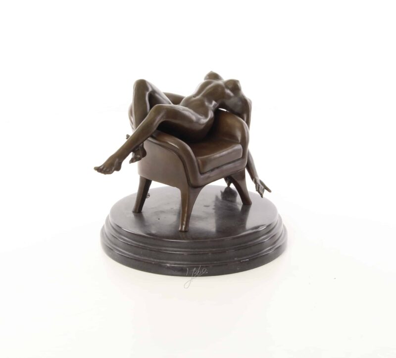 Erotische Bronze einer liegenden Frau nackt auf einem Sessel H 17,5 cm