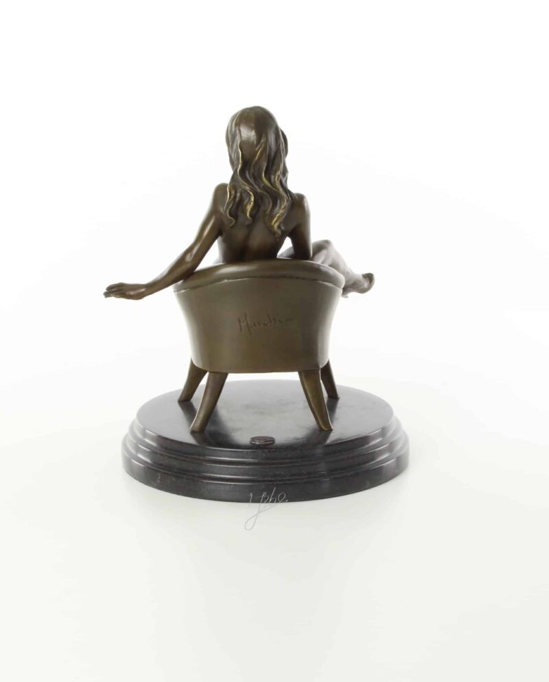 erotische detaillierte Bronzestatue einer sitzenden nackten Frau auf Sessel