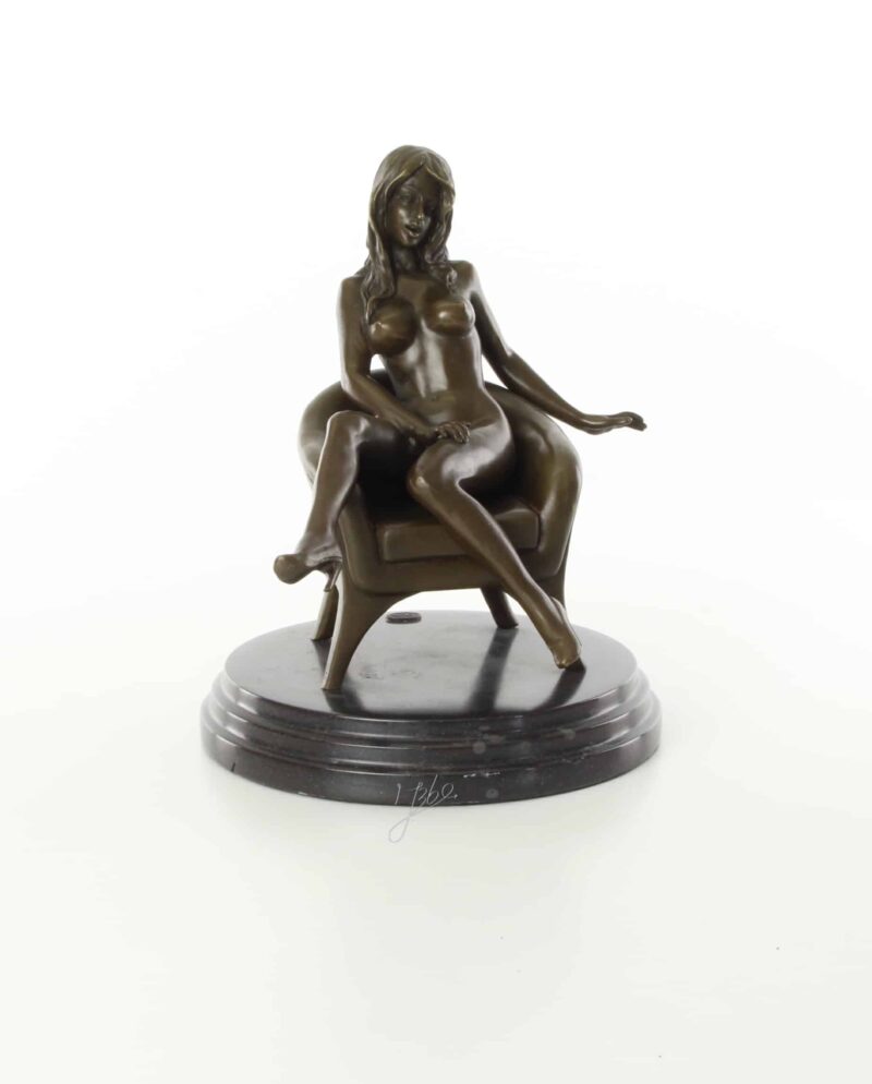 erotische detaillierte Bronzestatue einer sitzenden nackten Frau auf Sessel