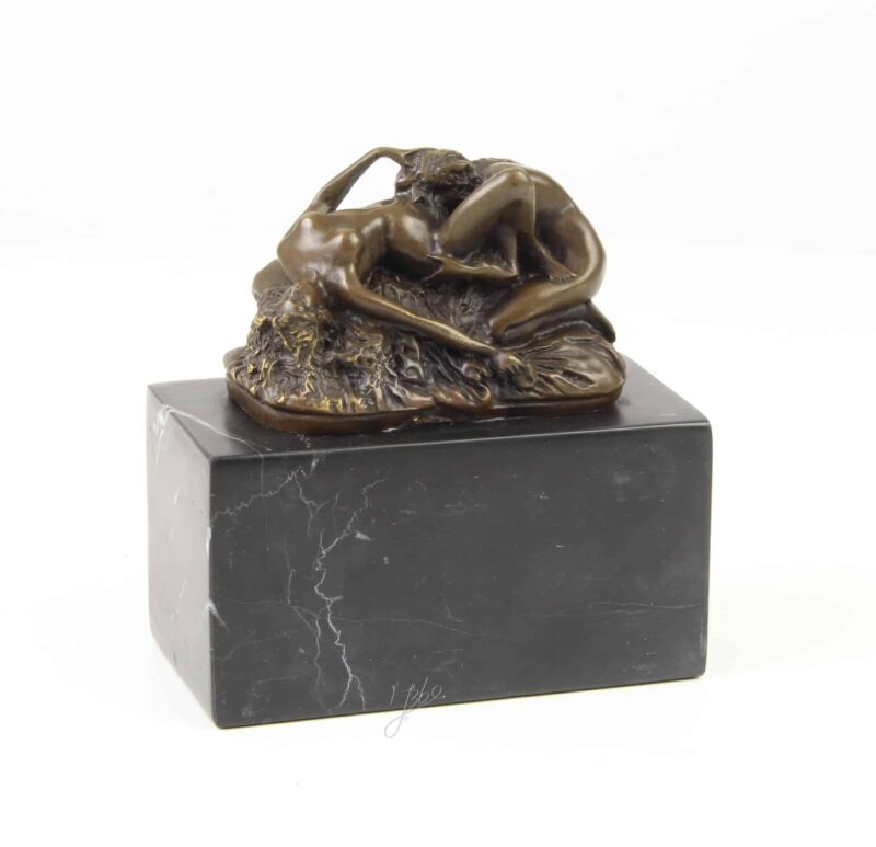 Erotik Wiener Bronze zwei Frauen auf einem Stein liegend H 13,5 cm