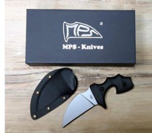 MPS Knives Straightline Tool Klein, robust, scharf und jederzeit schnell zur Hand. Das MPS Knives Straightline Tool kann durch die Aussparung am Griffstück mit Unterstützung des Daumens aus nahezu jeder Lage bequem, schnell und sicher aus der Kydexscheide herausgezogen werden.
